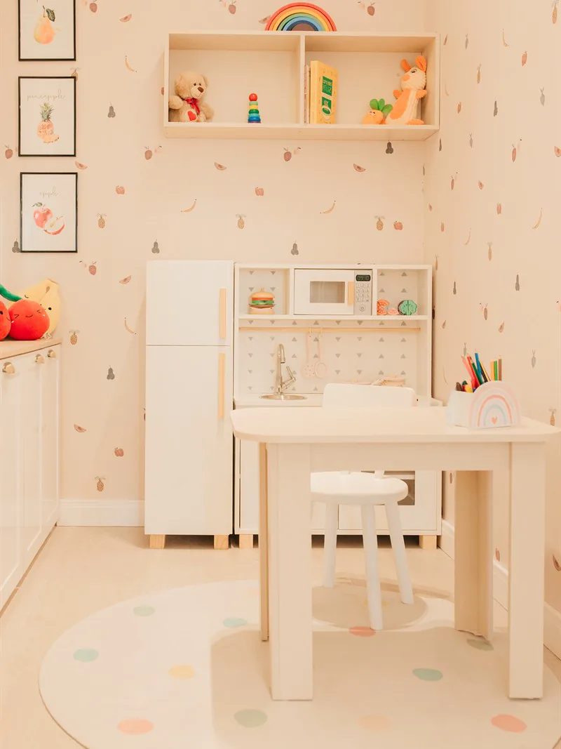 Espaço infantil do consultório, com mesinha e cozinha de brinquedo